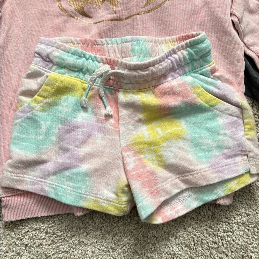 4T/5T bundle Colorful Peace Sign T-Shirt Tie-Dye Shorts Batman H&M sweatshirt - Picture 4 of 9